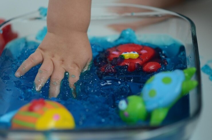 sensory play anak, permainan sensorik, stimulasi tumbuh kembang, bahan dapur aman untuk anak, aktivitas edukatif balita, sensory play balita, manfaat sensory play, permainan anak usia dini.
